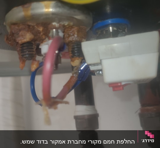 חיבורים חשמליים עם חלודה על דוד שמש